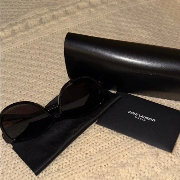 Saint Laurent Black Oversized Sunglasses with Case display picture 1